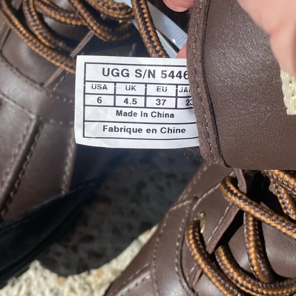 UGG Men's 6 Chocolate and Ebony Snow Boots